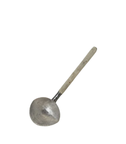 Grande louche traditionnelle en aluminium avec poignée